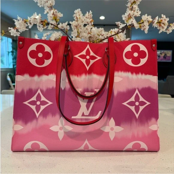 Louis Vuitton on the go - Picture 1 of 9